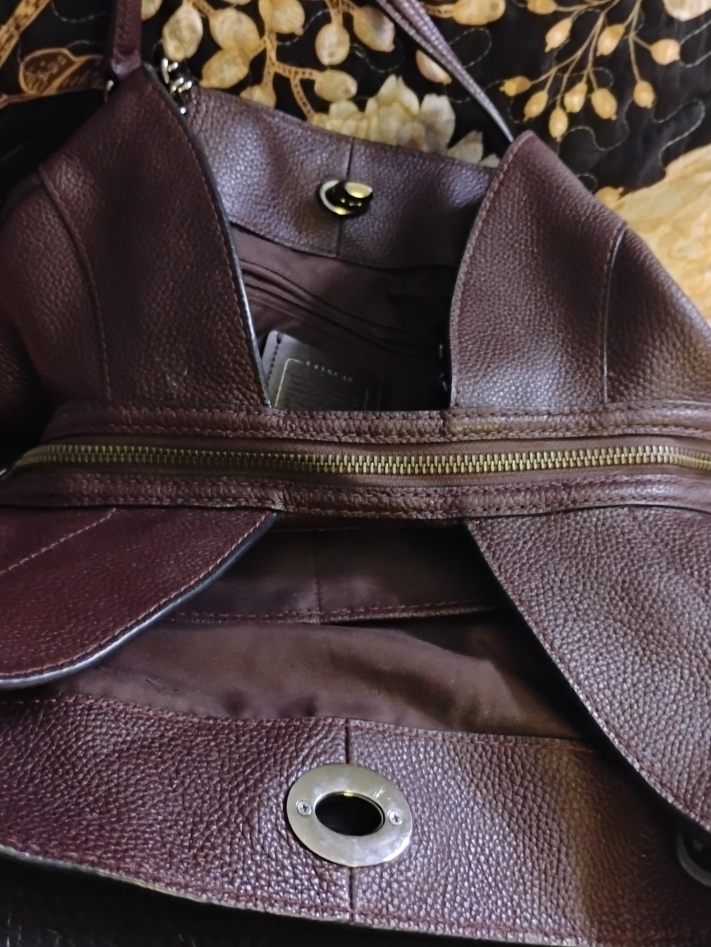 Coach Leather Shoulder Bag Chocolate Brown With 2 Lrg Separate Compartments. - Picture 9 of 14